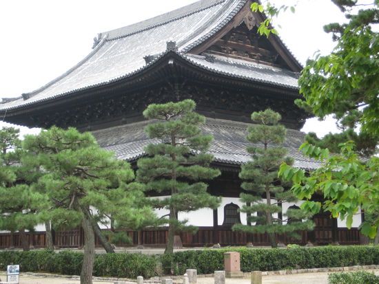 auf dem Weg von der Geisha Straße zur großen Pagode in Gion sind wir auf einen weiteren Schrein gestoßen! Leider wissen wir hier nicht, wie er heißt. Aber er war schön 