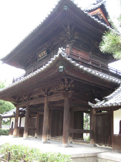 Es ist zwar sehr geblendet von der Sonne, aber so sieht man auch sehr gut, dass alles aus Holz ist.