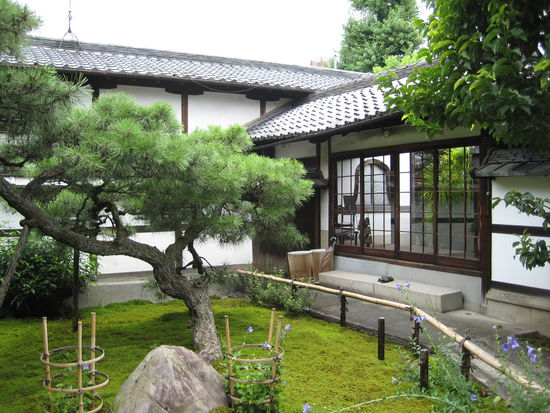 kleiner Garten im Hof des Schreins