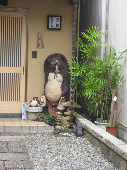 Tanuki Figuren findet man in Kyoto auch an jeder Ecke (die Waschbären)