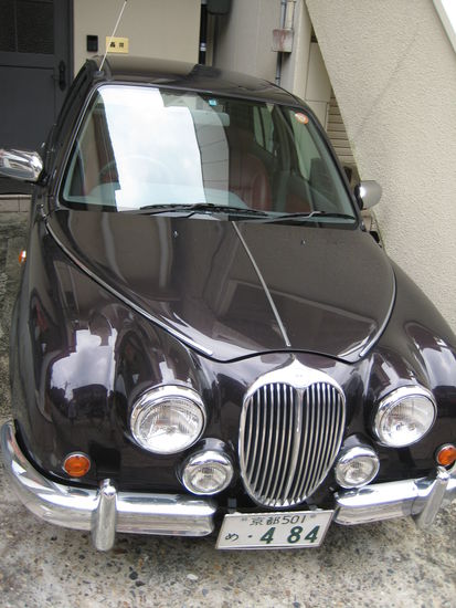 Ist das nicht ein schönes alten Auto... die Marke erkennt man leider nicht auf dem Bild, aber es war eine japanische, die im Westen nicht wirklich bekannt ist... mit M... wenn ich mich nur besser erinnern könnte..