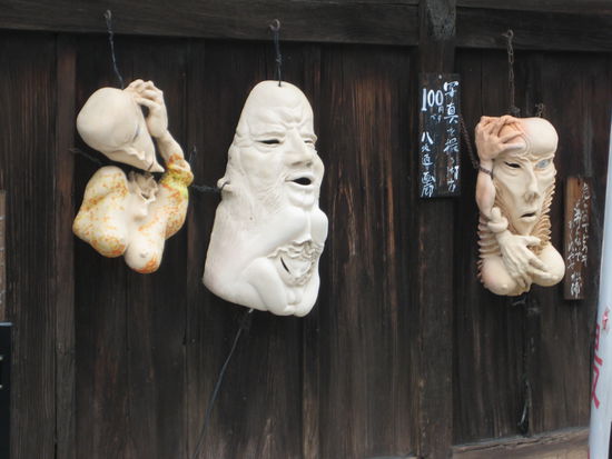 An einer Wand waren seltsame Gebilde aufgehangen.. zum Verkauf... ich frage mich, wer sich sowas ins Wohnzimmer hängen will 