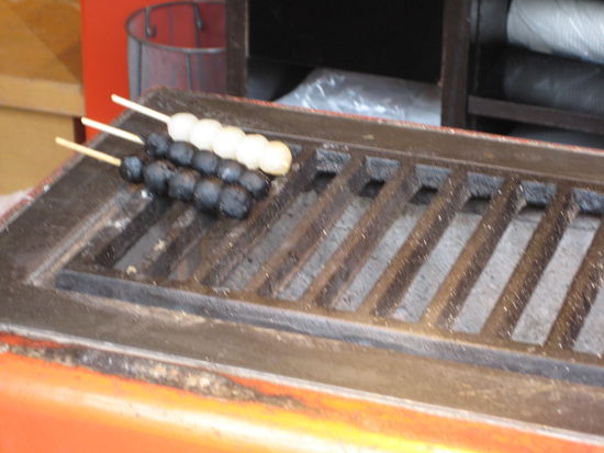 Mochi (Reiskuchen), die leicht angebraten werden und mit jap. Honig und dem braunen Pulver bestreut gegessen werden. Sehr lecker!