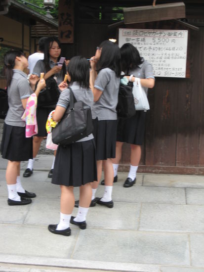 eine der vielen verschiedenen Schuluniformen, die wir gesehen haben