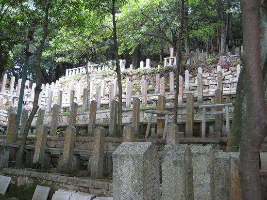 Die Showa-Krieger-Gräber auf dem Berg über Gion (Higashi Otani Mausoleum)