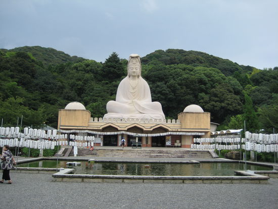 Die Ryozen Kannon Statue, die wir auf dem Weg bemerkt haben. wie man an dem kleinen Menschen am Eingang sehen kann, ist sie einfach riesig und wirkt, so mitten im Wald, einfach nur beeindruckend!