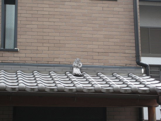 Auf vielen Dachvorsprüngen kann man kleine Schutzgötter finden