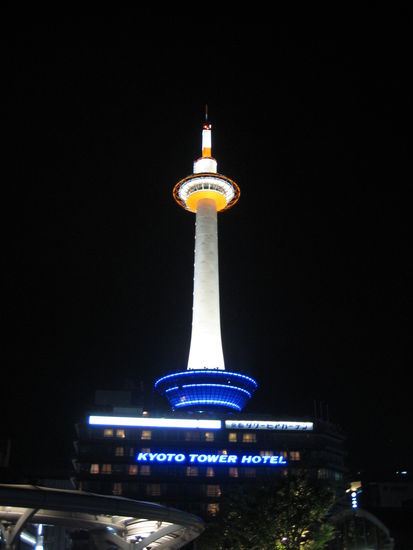 Der Kyoto Tower bei Nacht