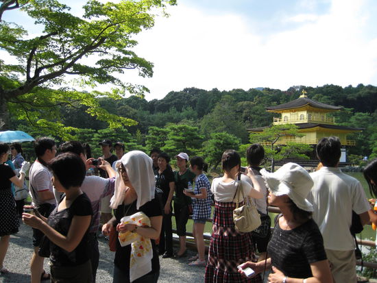 Weil es auf den meisten Bildern so aussieht, als wäre man ganz alleine da... nein, es ist immer und überall überfüllt und man muss viel mit Zoom und Geduld arbeiten, wenn man gute Bilder machen will 