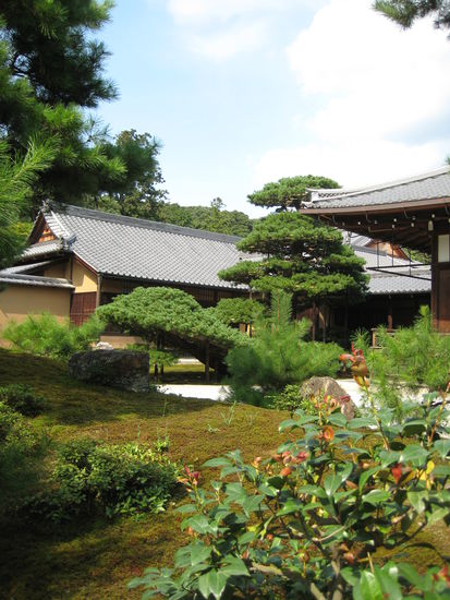 Der "Baum" besteht aus einem Gerüst und aufgelegten Ästen.. ob das nur zur Stütze ist, kann ich nicht sagen, aber es sieht lustig aus 