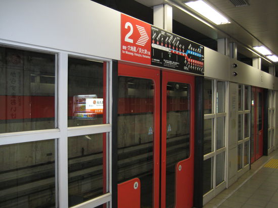 Manche U-Bahn Stationen sind komplett abgeriegelt, als Schutz vor Selbstmördern.