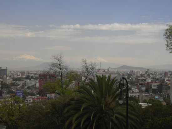 die schneebedeckten Ixtaccihuatl und Popocatépetl