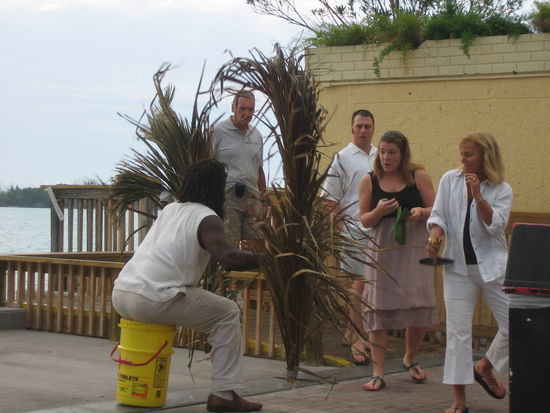 ... als Afro-Touristen-Schreck für 1 Dollar pro Schreck. Vorteil: Günstiges Equipment (2 trockene Palmenzweige)