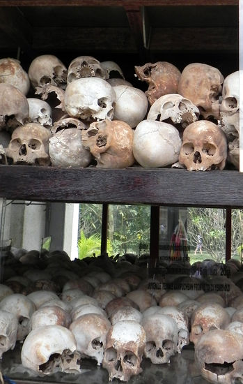 Auf den Killing Fields als Mahnmal im Turm aufgestapelte Schädel