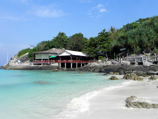 Koh Raja Resort. Jedenfalls das Restaurant. Die Bungalows befinden sich auf der Anhöhe dahinter