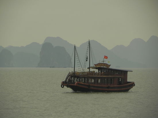Halong Bucht mit typischem Touri-Schiff