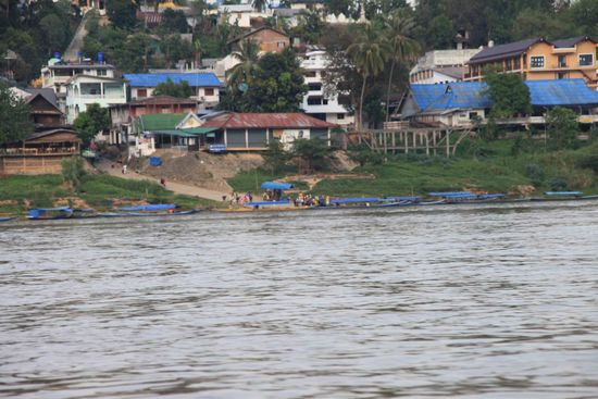 Mekong mit der laotischen Grenze im Hintergrund