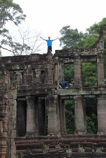 Ein gesperrter Tempel (zur Restauration), auf den ich ausnahmsweise raufklettern durfte (man beachte die Leiter und Arbeiter im Hintergrund)