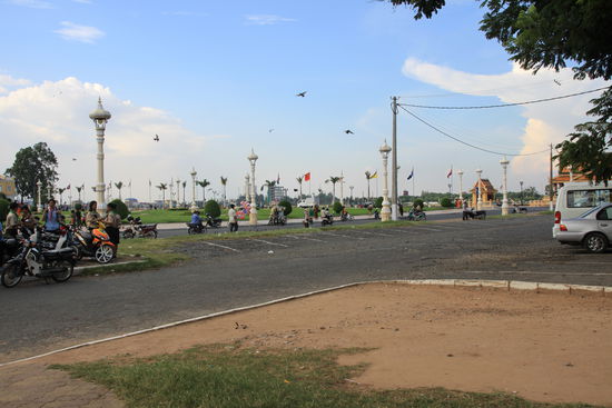 Phnom Penh Promenade (mit den Flaggen)