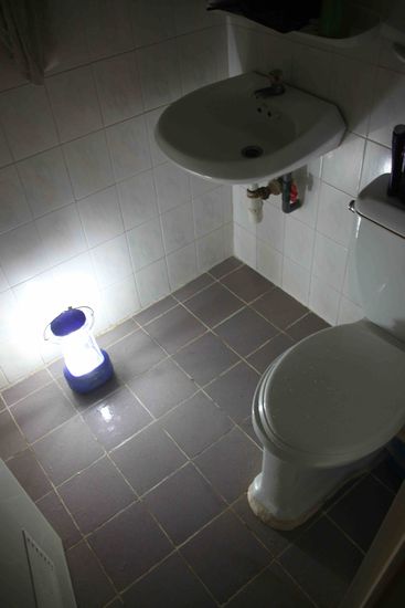 Unser Bad ---&gt; die Besonderheit hierbei: Im Vietnam wird zurzeit alle 2-3Tage der Strom für 12Stunden abgedreht, weil die Flüsse zu wenig Wasser führen ---&gt; deshalb Duschen mit Notbeleuchtung 