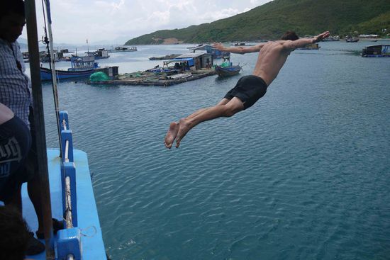 Sprung vom Boot ins Wasser
