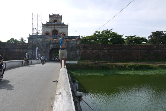 vor dem Eingang zur Zitadelle