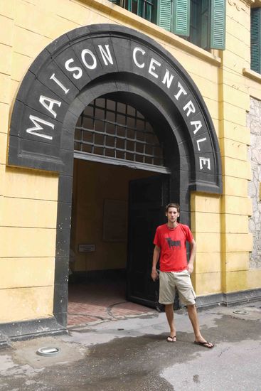 vor dem "Hanoi Hilton"