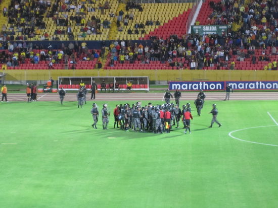 Schiri-Bewachung nach Schlusspfiff...