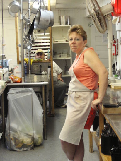 Linda, die dritte Koechin ... Billy im Hintergrund 