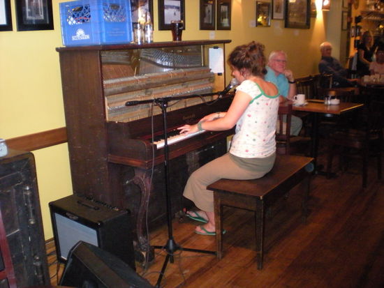 Mit Sara und Silvia nach Mabou in den Red shoe pub. Erst mit keltischer live Musik, (und Einheimische haben uns Squaredance naeher gebracht  ) spaeter hat Sara noch noch einige Stuecke zum Besten gegeben.