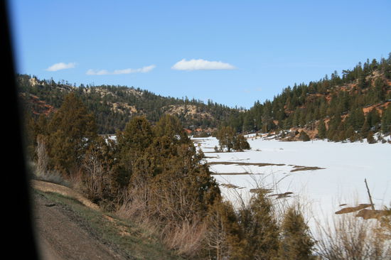 Schnee abseits der Strasse bei ca. 20°C Lufttemperatur