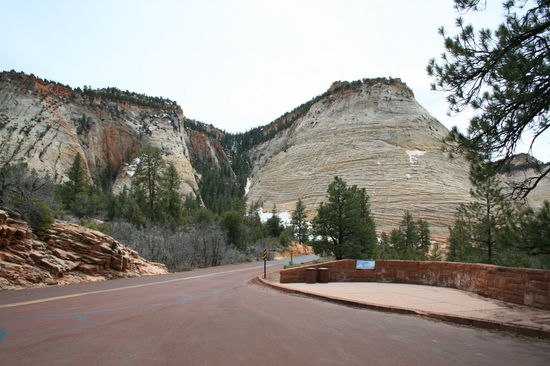 Lustige Feldformationen am Eingang.