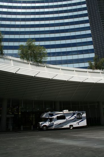 Ein seltsames Bild, selbst für Las Vegas, der Stadt, in der nichts unmöglich scheint. Ein absoluter Hingucker vor einem 5-Sterne-Hotel.