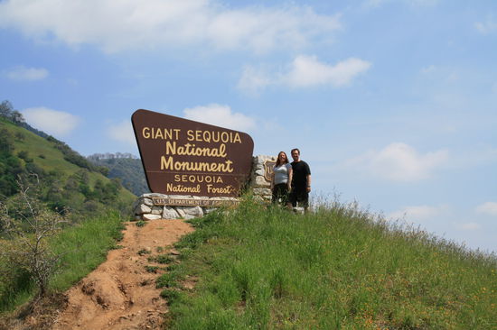 Der Eingang vom Sequoia und (wie bei fast jedem Touri) mit uns daneben.