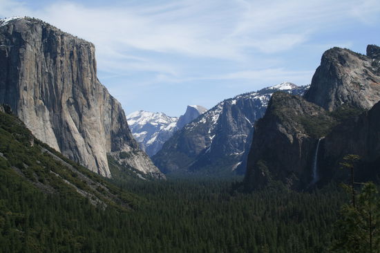 Der erste Blick in das Yosemite Valley nachdem man aus dem Tunnel kommt. All in One: Berge, Wald und Wasserfall.
