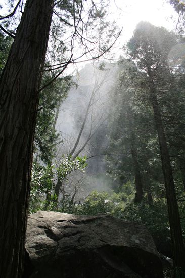 Statt Vulkanasche gibts hier Wasserfälle, die einen wunderbar erfrischenden Nebel produzieren...  ))