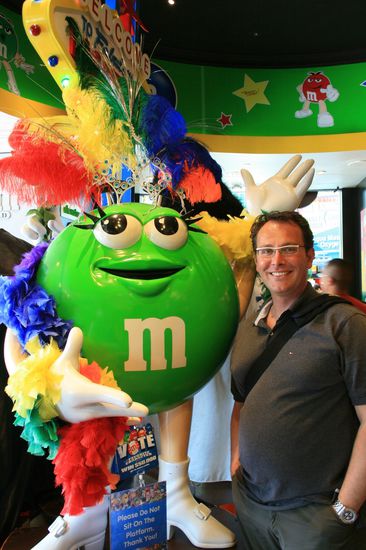 Las Vegas im m&amp;m-Store, einem Paradies für alle Merchandising-Fans, mit der reizenden Green...