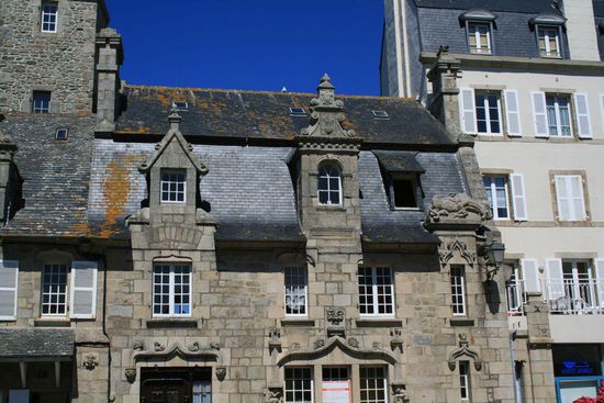 Auf dem Giebel rechts ruht ein Drache, der hier in der Stadt öfters zu sehen ist...