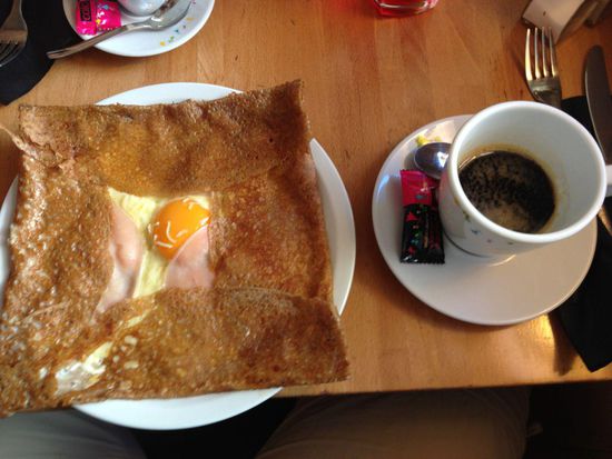 Gallette mit Ei, Käse und Schinken und einer ordentlicher Portion gesalzener Butter.