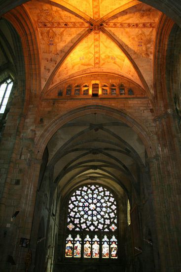 Die riesige Rosette mit den sechs großen Heiligen darunter.