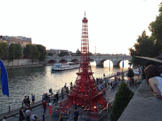Die Seine und der nachgebaute Eiffelturm aus Bistrostühlen, im Hintergrund das Original.