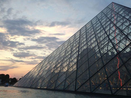 Ein starker Himmel vor einem gewaltigen Gebäude.