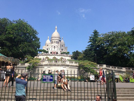 Der Park, wie fast alle in Paris, für Hunde und deren Menschen gesperrt (s. Schild).
