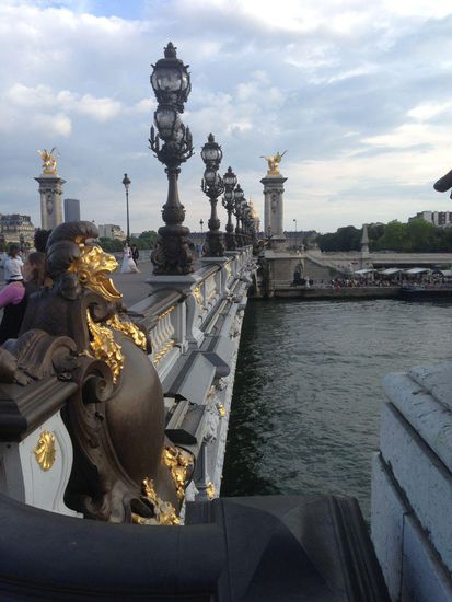 Mit gewaltigen Kandelabern.