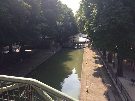 ...mit etlichen Schleusen und Brücken.