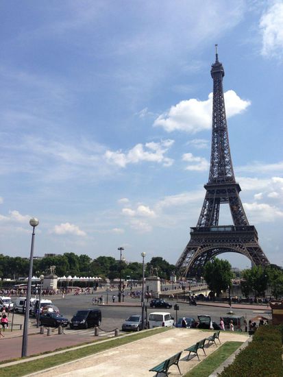 Gewaltig hoch streckt er sich in den Himmel.