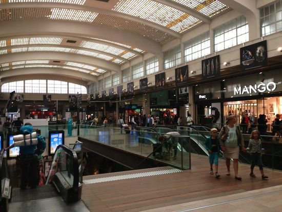 In den unteren Ebenen sind weitere Shops und die Zugänge zur Metro.