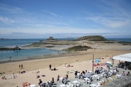 Der wirklich coole Pool vor der Stadtmauer Saint Malo's.