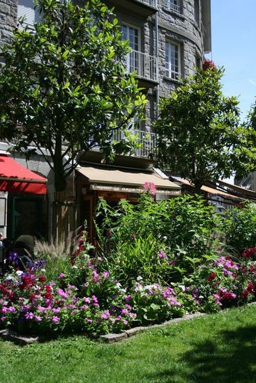 Ein kleiner Marktplatz mitten in der Stadt.