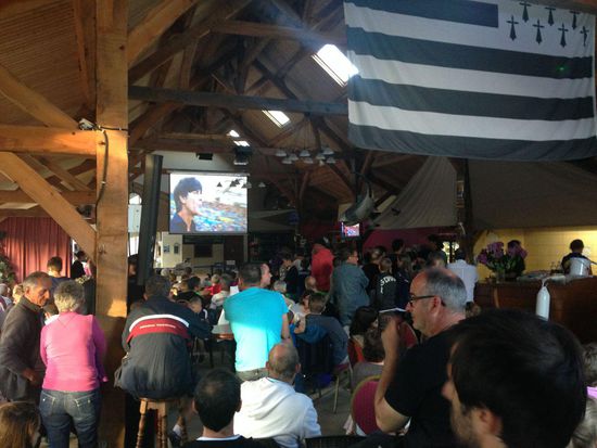 Mit der bretonischen Flagge im Vordergrund das Endspiel auf französischem Boden gesehen, herrlich ))